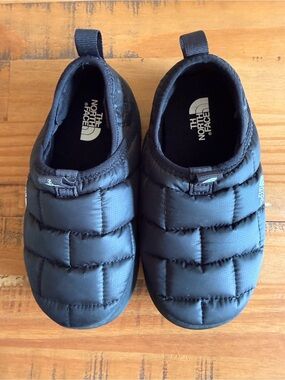 The North Face Black Youth THERMOBALL™ Traction Mules II - size 1